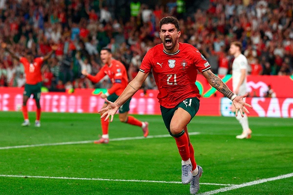 Cristiano Ronaldo speelt tegen de sterkste jonge Portugese selectie